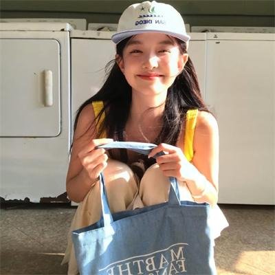 窗中女孩